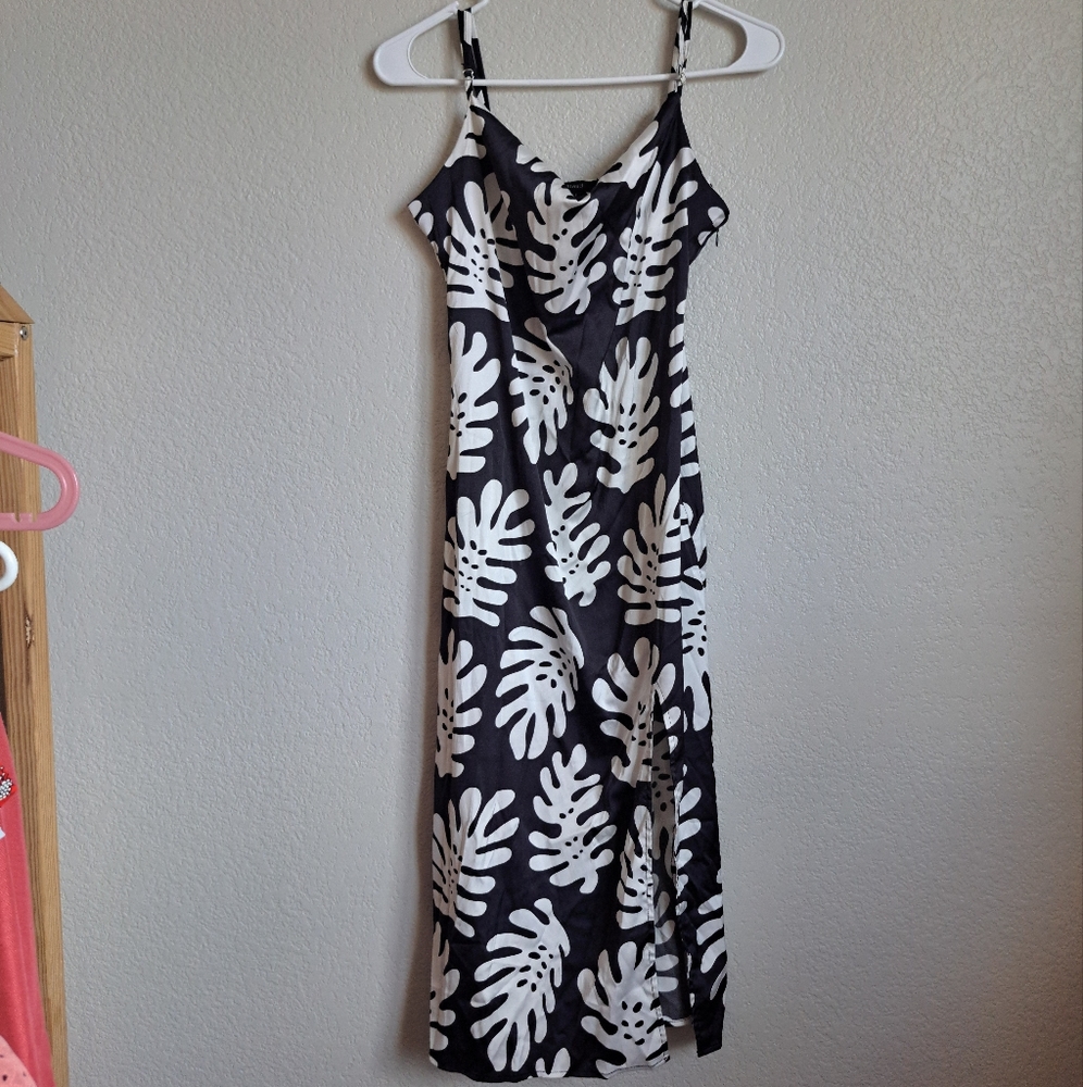 Forever 21 Black And White Leaf Print Dress Size Small